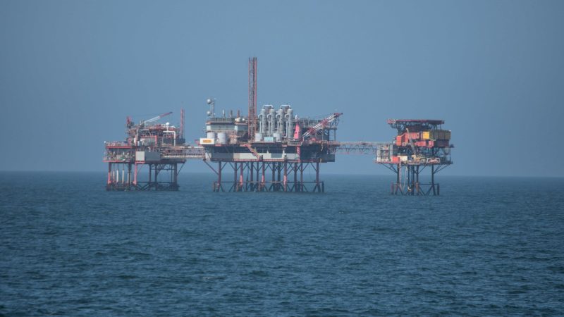 El Precio del Petróleo en Vilo: Entre la OPEP+ y la Incertidumbre en EE. UU.