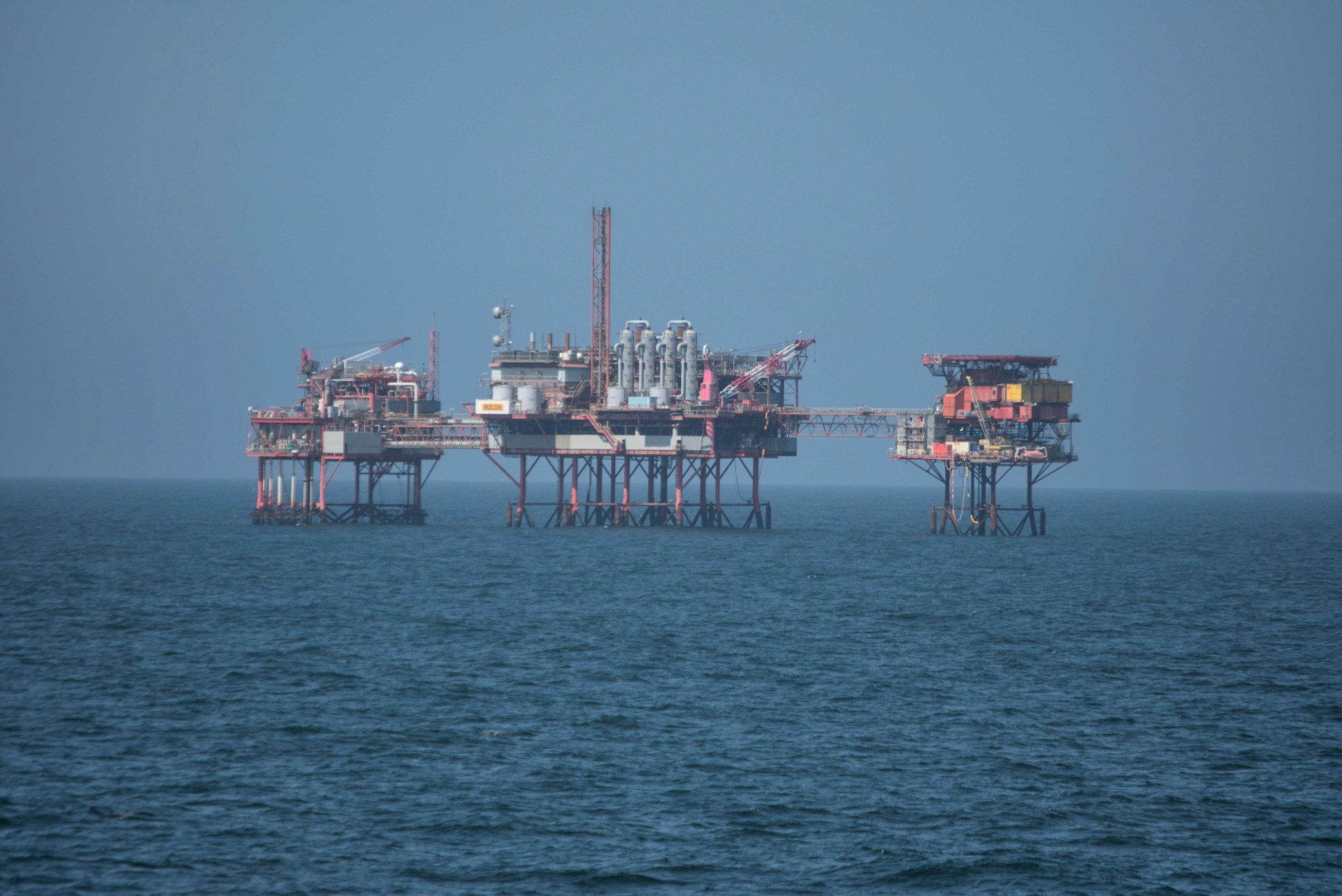 El Precio del Petróleo en Vilo: Entre la OPEP+ y la Incertidumbre en EE. UU.
